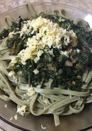 Una foto de Fettuccine de espinaca con espinacas salteada🥬