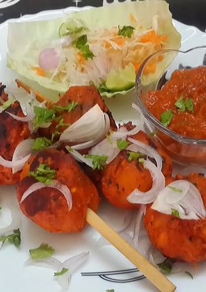 A picture of Veg Tandoori Momos with fìŕè roasted Mexican Tomato Salsa.