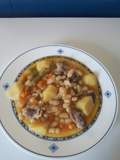 Una foto de Habichuelas con mollejas de pollo y verduras