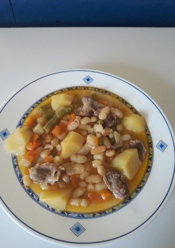 Una foto de Habichuelas con mollejas de pollo y verduras