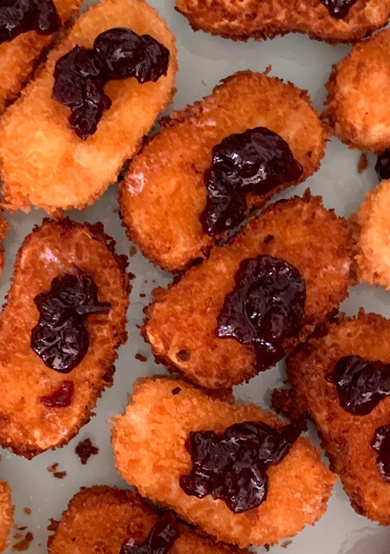 Una foto de Queso brie rebozado con mermelada de arándanos