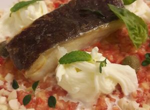 Foto di Filetto di baccalà scottato su pappa di pomodoro e stracciatella