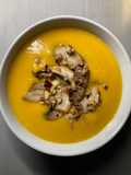 Soupe aux 2 courges et patate douce, topping champignons et noisettes pimenté