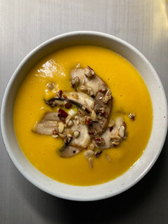 Une photo de Soupe aux 2 courges et patate douce, topping champignons et noisettes pimenté
