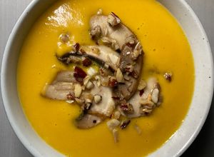 Une photo de Soupe aux 2 courges et patate douce, topping champignons et noisettes pimenté