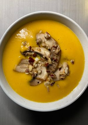 Une photo de Soupe aux 2 courges et patate douce, topping champignons et noisettes pimenté