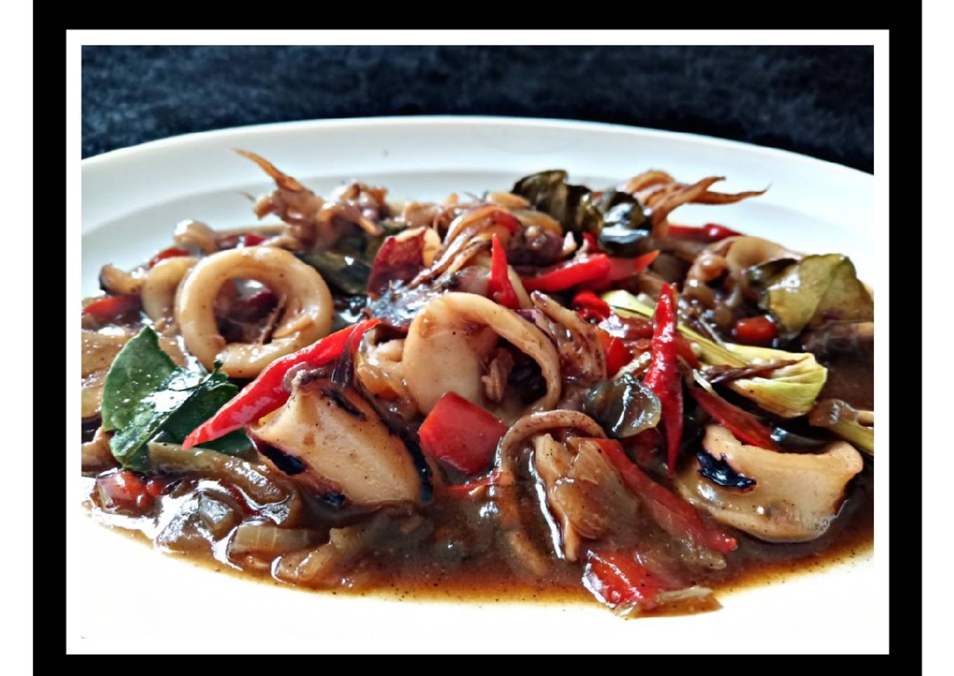 Cumi-cumi dengan lada hitam dalam gaya amik