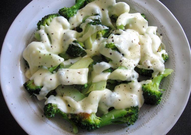 Recipe of Speedy Pan-fried Broccoli with Cheesy Sauce