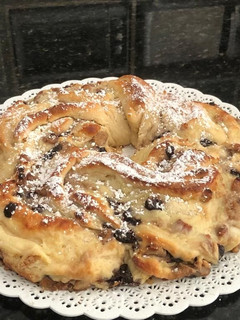 Una foto de Rosca de Pascua rellena con crema pastelera
