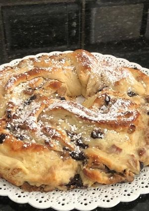 Una foto de Rosca de Pascua rellena con crema pastelera