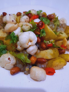 आलू ड्राई फ्रूट चाट (aloo dry fruit chaat recipe in Hindi) रेसिपी मुख्य फोटो