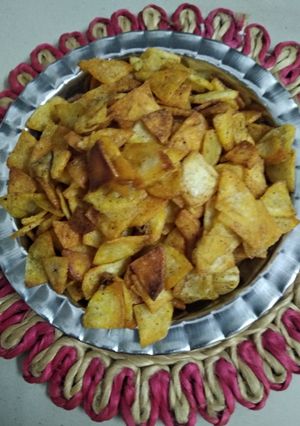 बटाट्याच्या क्रिस्पी काचऱ्या (batatachya crispy kachrya recipe in marathi) रेसिपी चे मुख्य फोटो 