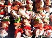 Una foto de brochetas de pavo