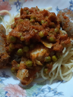 Una foto de Espaguetis con butifarra y verduras