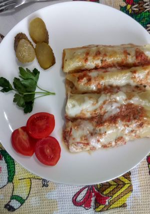 Une photo de Cannelloni farci à la viande hachée et au fromage