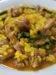 Una foto de Arroz con mollejas y espárragos