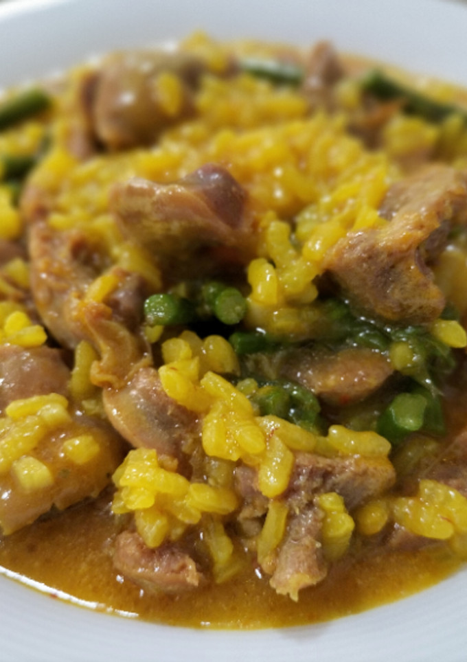 Una foto de Arroz con mollejas y espárragos