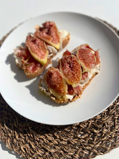 Una foto de Tostada de jamón y brevas con queso crema 🍞☀️