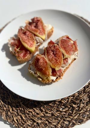 Una foto de Tostada de jamón y brevas con queso crema 🍞☀️