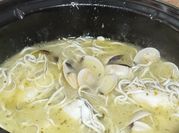 Una foto de merluza con gulas