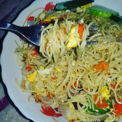 A picture of Bombshell Chinese fryd noodles.