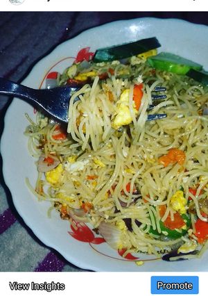 A picture of Bombshell Chinese fryd noodles.