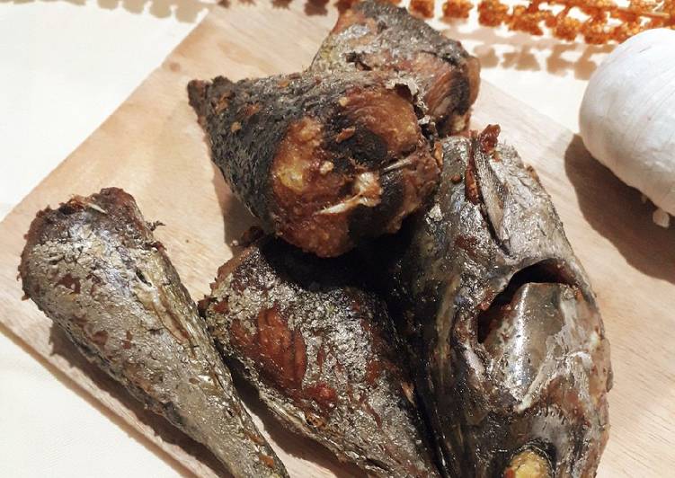 Bagaimana Menyiapkan Ikan Tuna Goreng (tidak keras) Anti Gagal