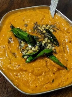 ડુંગળી ટામેટા ની ચટણી (Dungli Tomato Chutney Recipe In Gujarati) રેસીપી મુખ્ય ફોટો