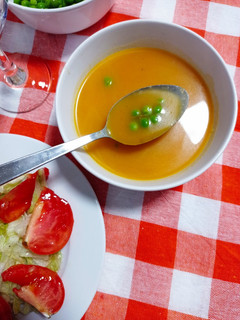 Una foto de Crema de calabacín y zanahoria con guisantes 🥒🥕🥕
