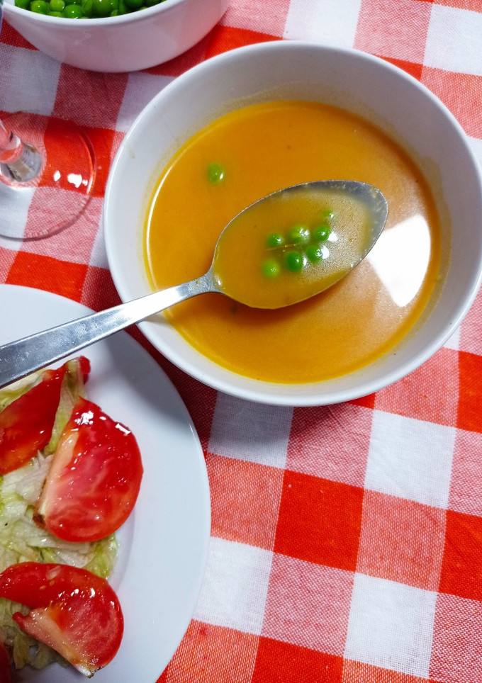 Una foto de Crema de calabacín y zanahoria con guisantes 🥒🥕🥕