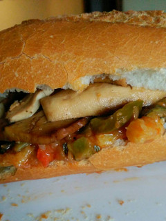 Una foto de Bocadillo de tofu a la plancha y pisto