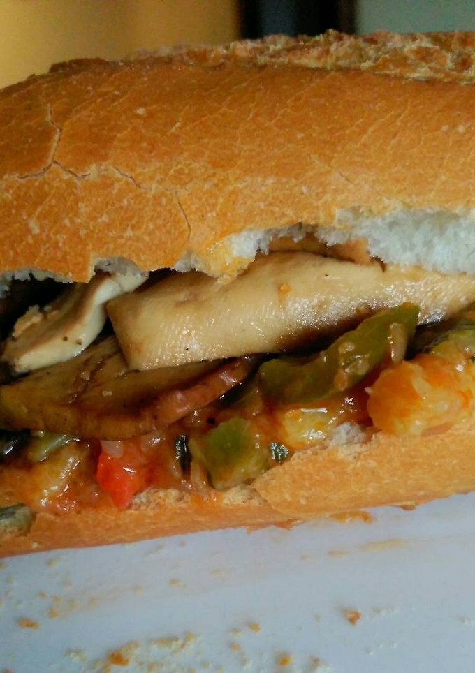 Una foto de Bocadillo de tofu a la plancha y pisto