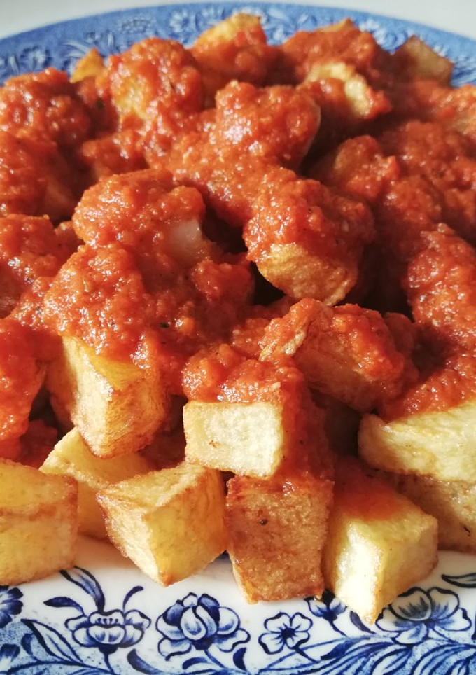 Una foto de Papas bravas caseras 🔥