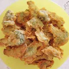 A picture of Brokoli crispy / garing /goreng tepung.