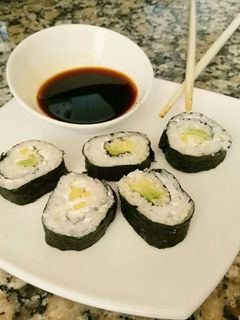 Una foto de Sushi de queso y aguacate