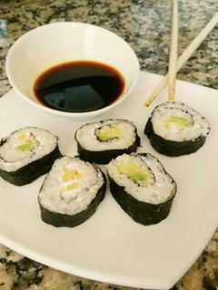 Una foto de Sushi de queso y aguacate