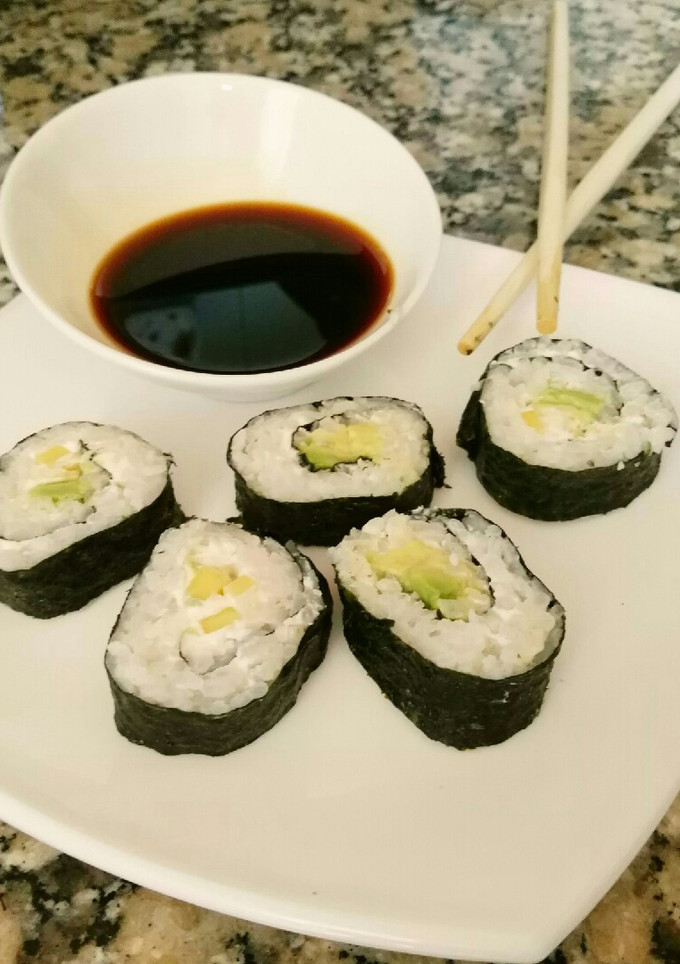 Una foto de Sushi de queso y aguacate