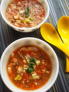 চিকেন হট এন্ড সওয়ার স্যুপ (chicken and hot sour soup recipe in Bengali) রেসিপির প্রধান ছবি