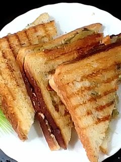 ગ્રીલ મેયોનીઝ આલુ સેન્ડવીચ (Grilled Mayo Alu sandwich Recipe in Gujarati) રેસીપી મુખ્ય ફોટો