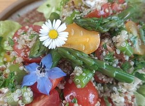 Une photo de 🌿Taboulé de quinoa aux asperges et tomates