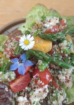 Une photo de 🌿Taboulé de quinoa aux asperges et tomates