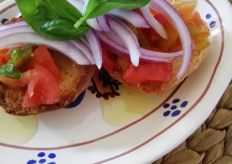 Ricetta Frise Condite Con Pomodoro Basilico Cipolla Rossa Di Acquaviva Di Enza Falco Cookpad