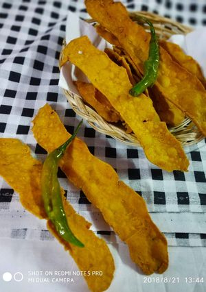 A picture of Fafda with fried mirchi.