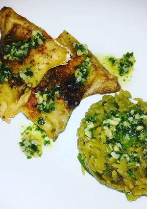 Una foto de Lubina al grill con un arroz diferente