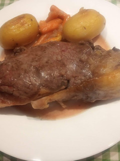 Una foto de Entrecot de ternera con patatas y zanahorias al horno