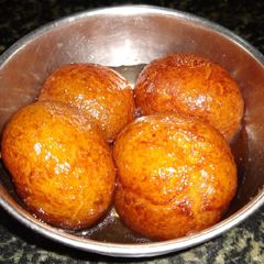 A picture of Gulab jamun.