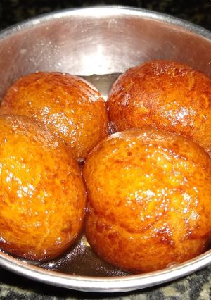 A picture of Gulab jamun.