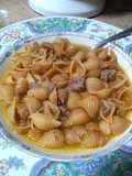 Sopa de conchitas con carne molida