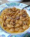 Sopa de conchitas con carne molida