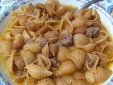 Sopa de conchitas con carne molida